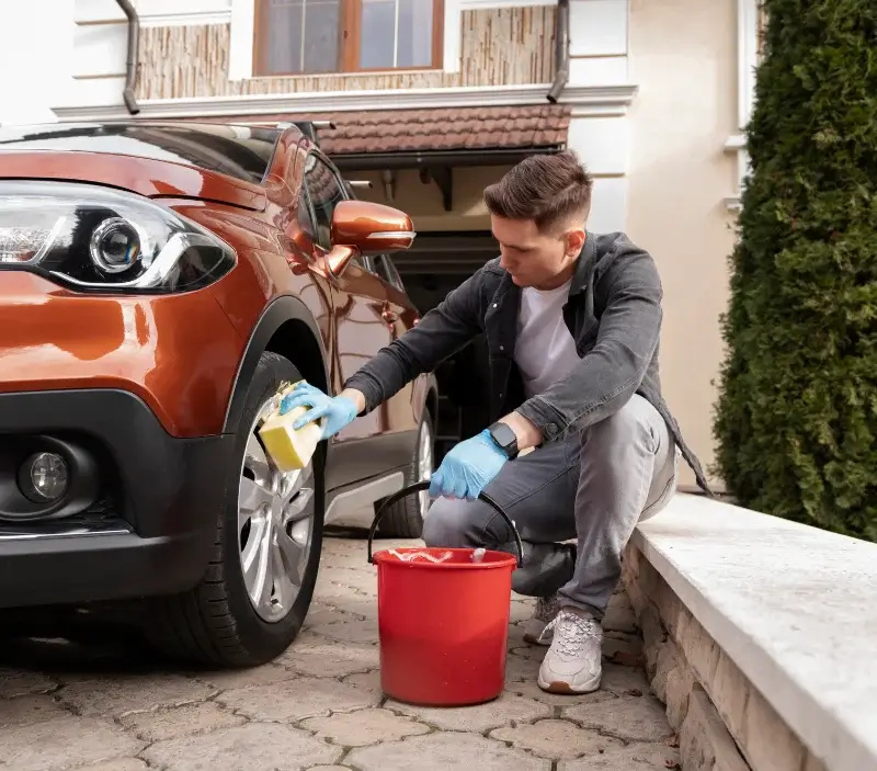 Lavage auto à domicile Saint-Aubin-en-Charollais : professionnel intervenant sur un véhicule